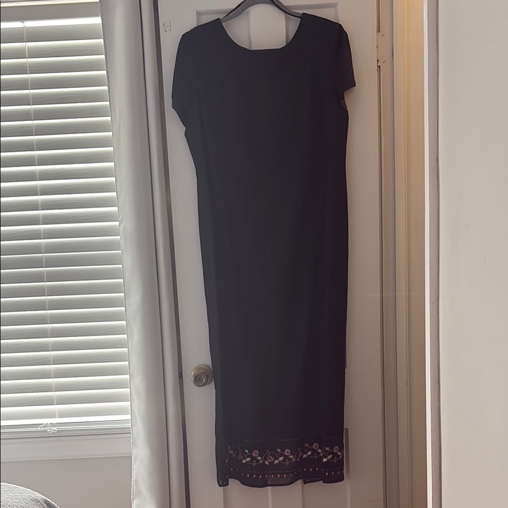 Elegant Black Dress with Embroidered Hem